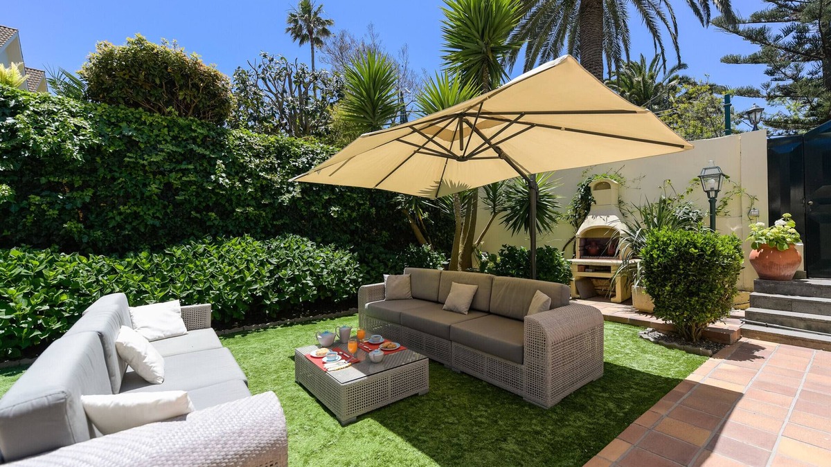 Las Brisas Ski Chalet | House with cozy garden BBQ and free parking