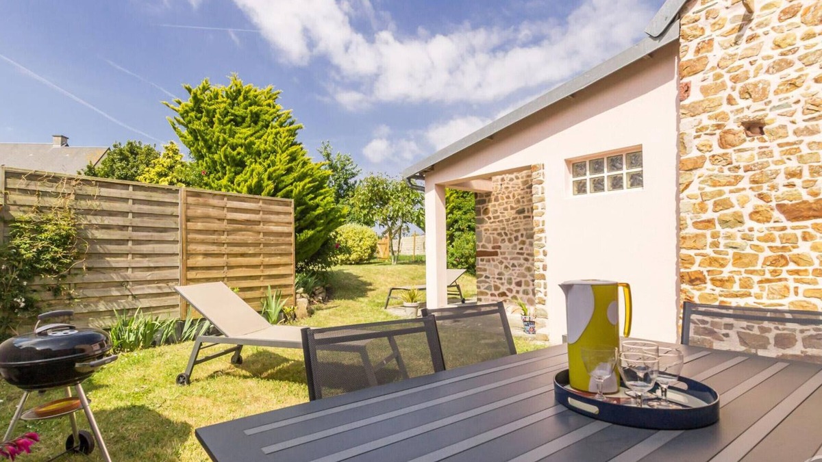 Creances Cottage | House with enclosed garden near beach, pets allowed