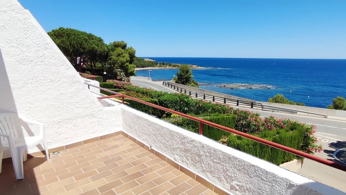 Llanca Cottage | House with fantastic sea views