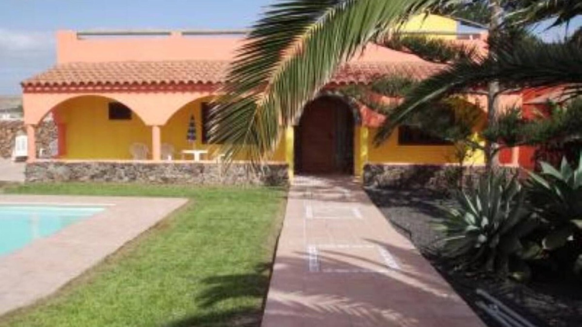 Lajares House | House with garde natural grass & warm pool/volcanic atmofera