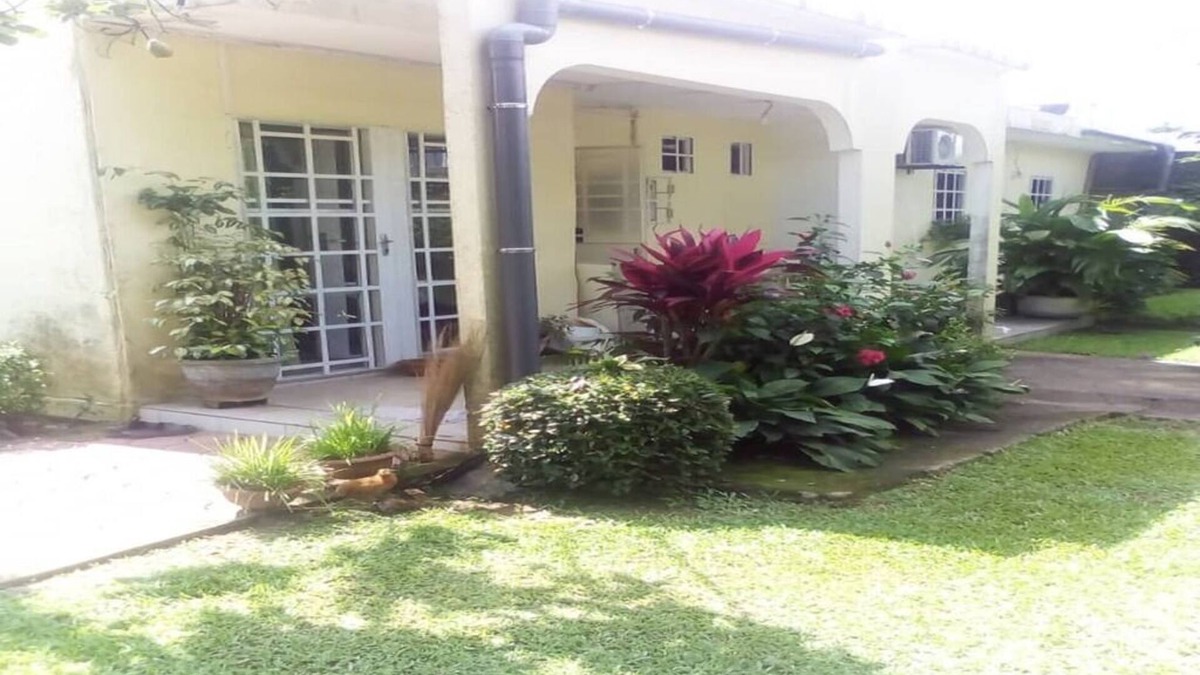 Douala House | House with garden and 24-hour security
