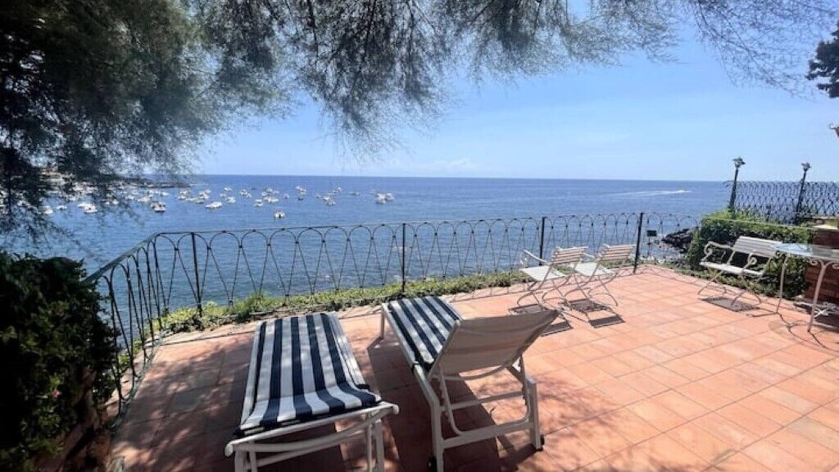 Aci Castello Villa | House with garden on the sea