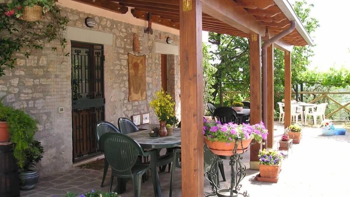 Montelaguardia Apartment | House with garden on green hills