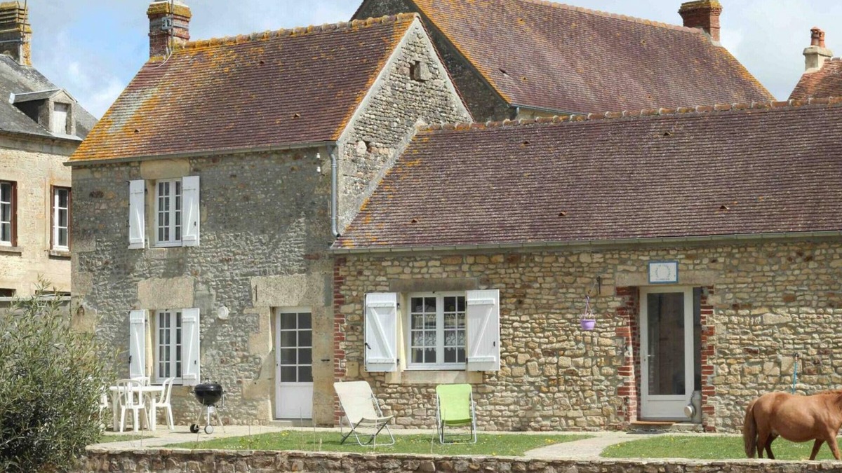 Montabard Cottage | House with garden, pets allowed in a stud farm