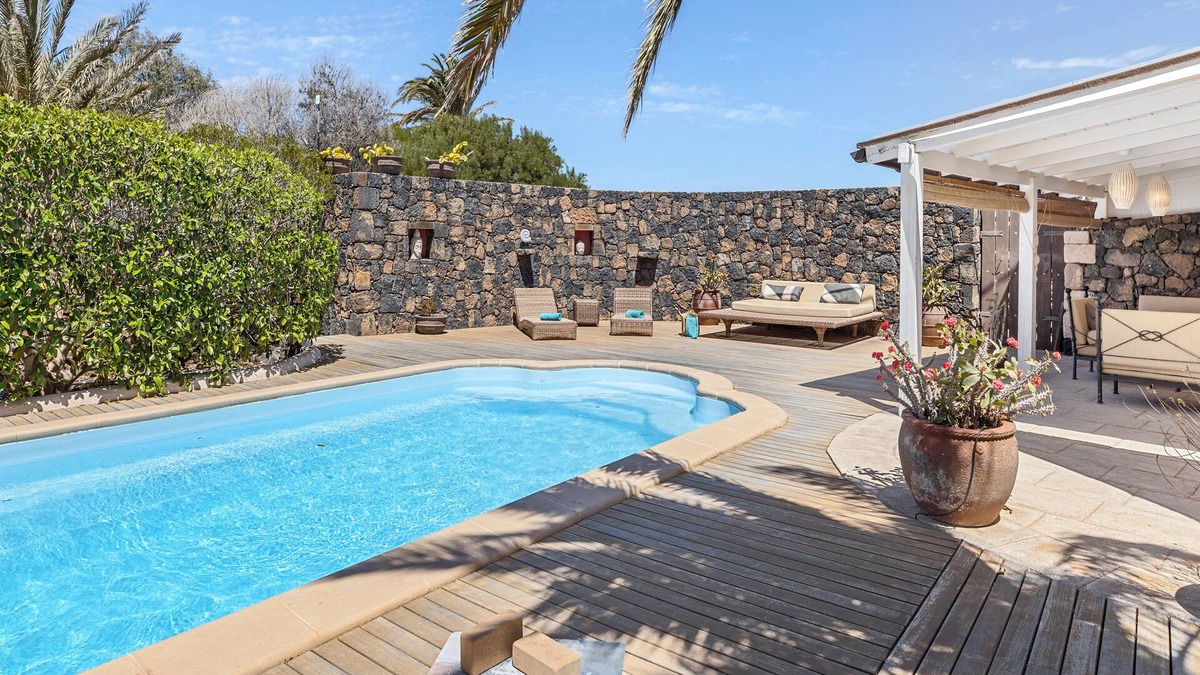 Lajares House | House with heated swimming pool, solarium, large garden, high-speed WIFI access.
