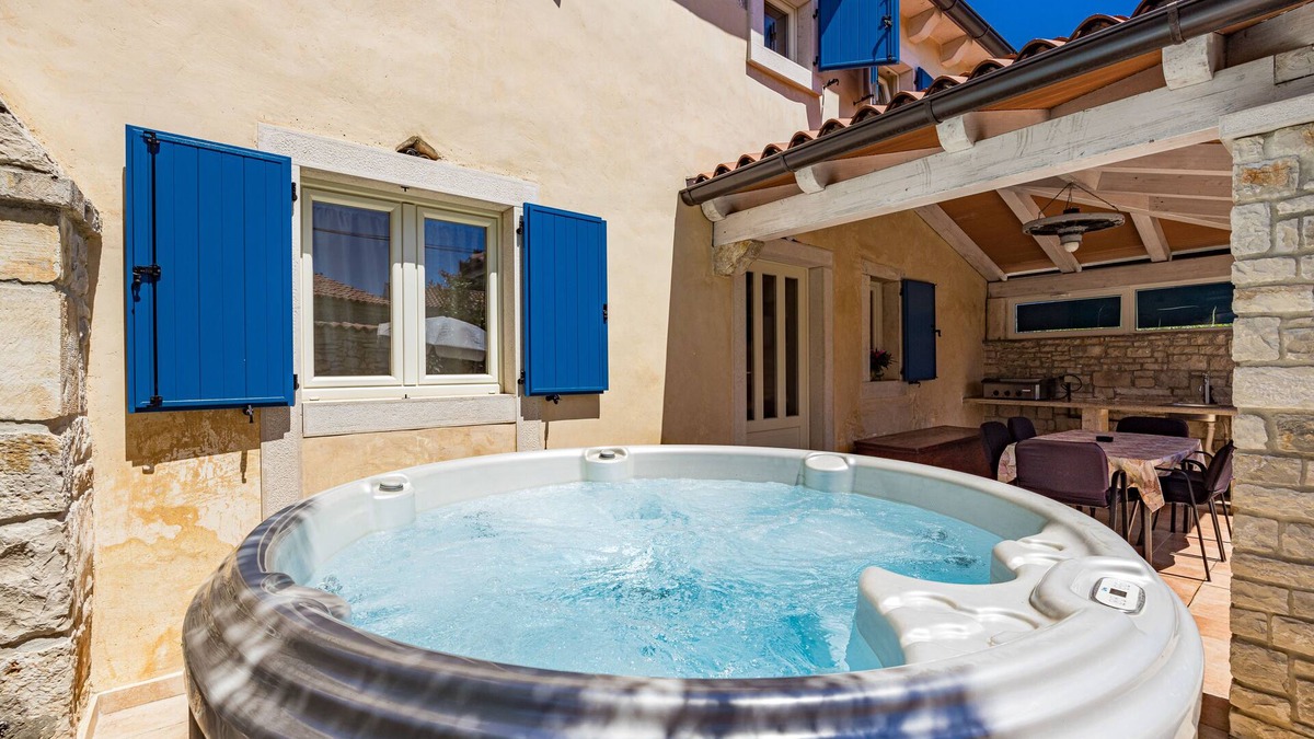 Kavran House | House With Hot tub near the Sea