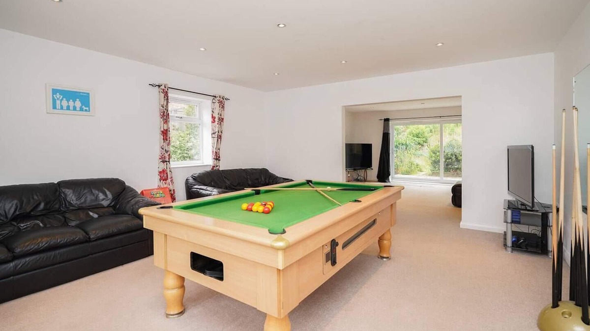 Chesterfield House | House with HotTub, Sauna & Pool Table