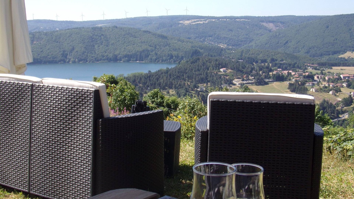 Le Lac-d'Issarles House | House with lake and mountain views