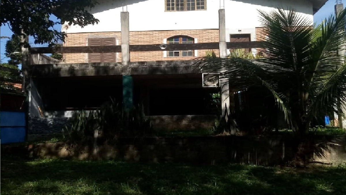 Sao Paulo House | House with large green area with park and dam nearby.