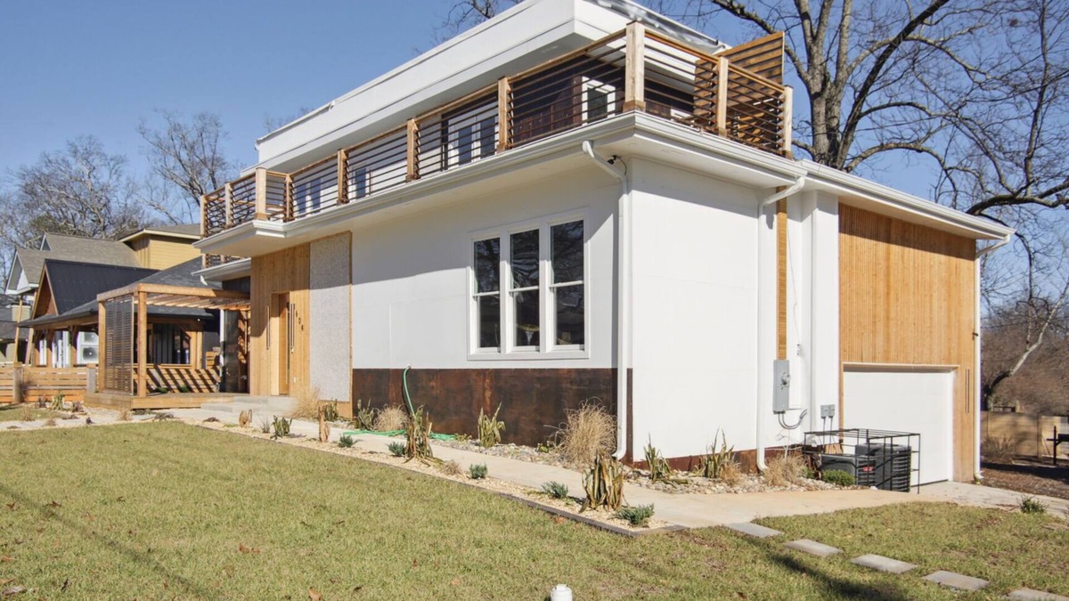 Atlanta House | House with large decks, belt line restaurants very