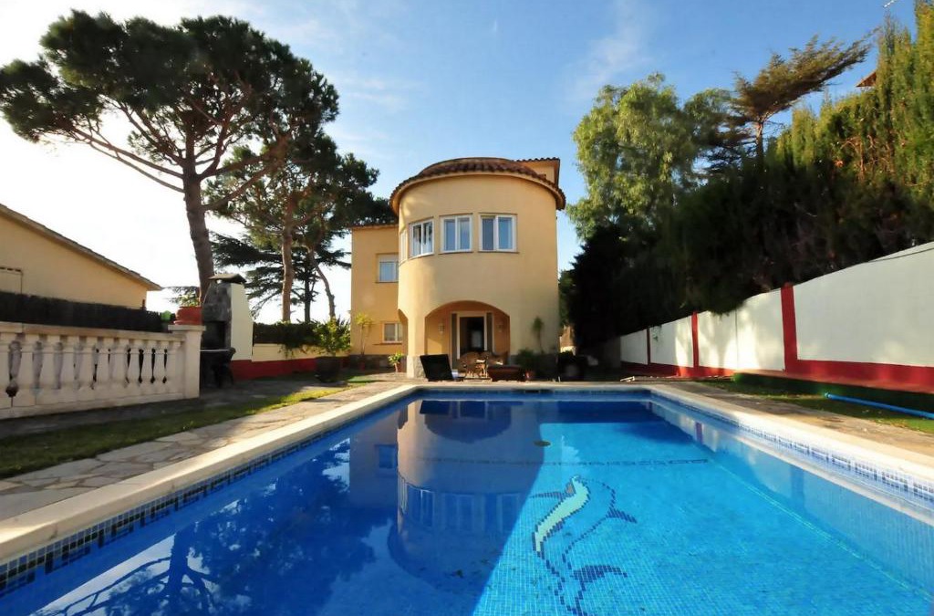 Masnou Villa | House with Pool and Sea Views