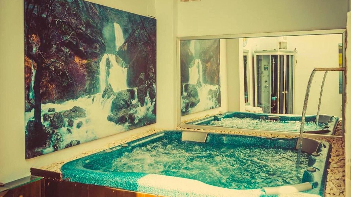 Hoya-Gonzalo Cottage | House with private patio for 17 with jacuzzi