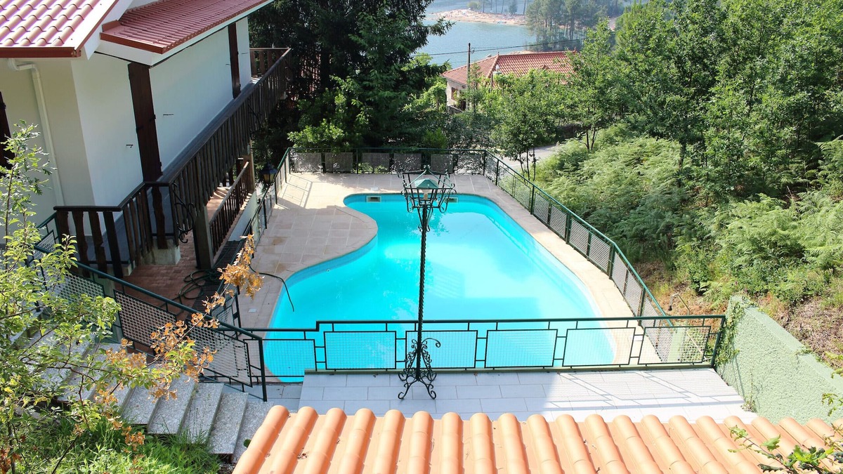 Vilar da Veiga Ski Chalet | House with private pool and tennis court in Gerês