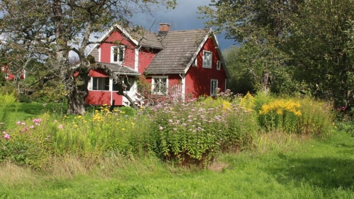 Växjö House | House with sauna near the lake with its own jetty, rowing boat and canoe