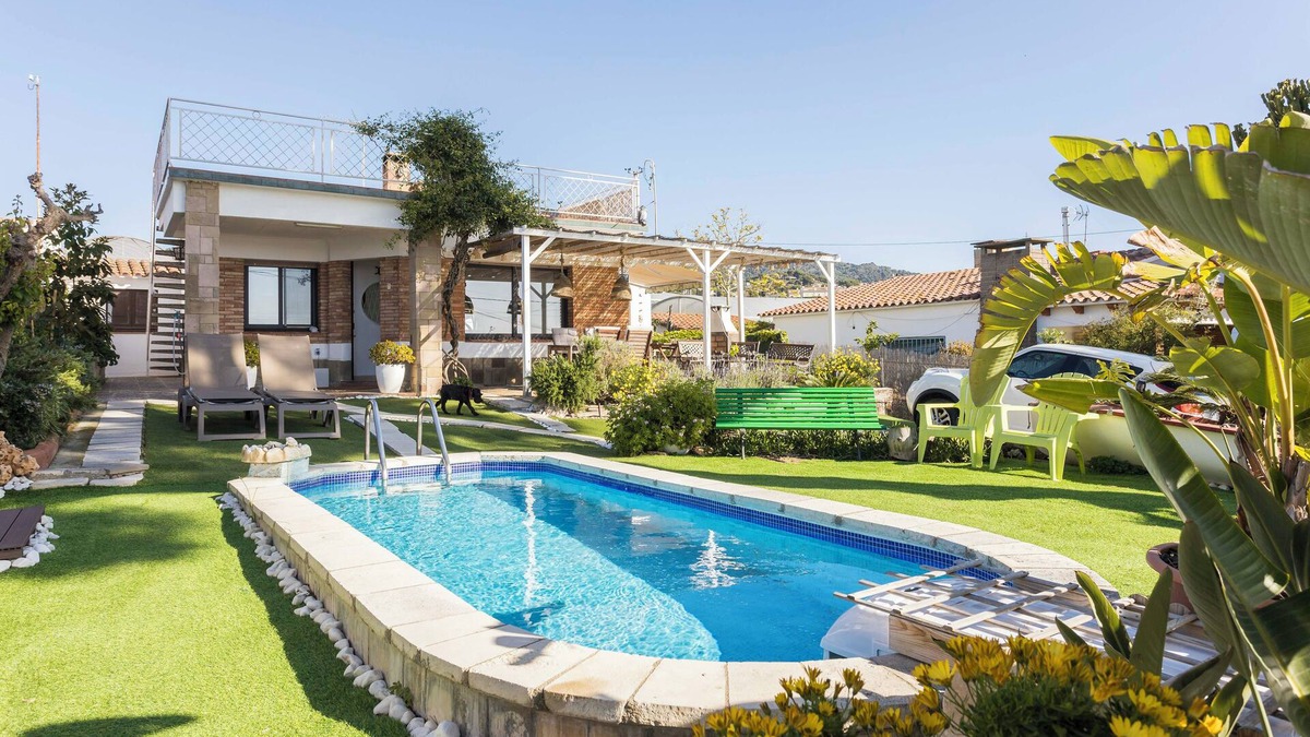 Premia de Dalt House | House with sea views, garden and pool