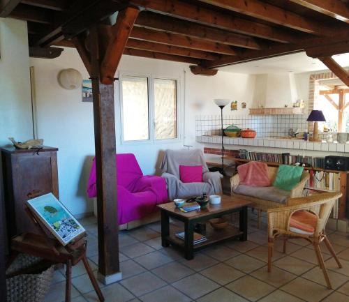 Saint-Claude House | House with small garden and view