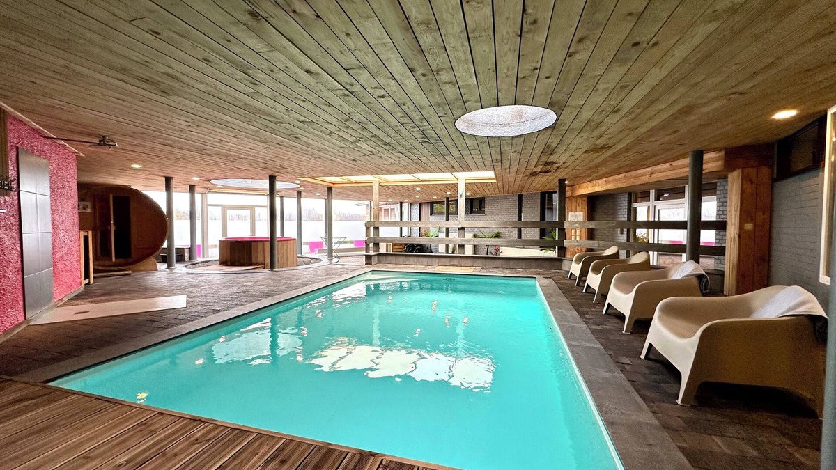 Trooz House | House with swimming pool, hot tub, games
