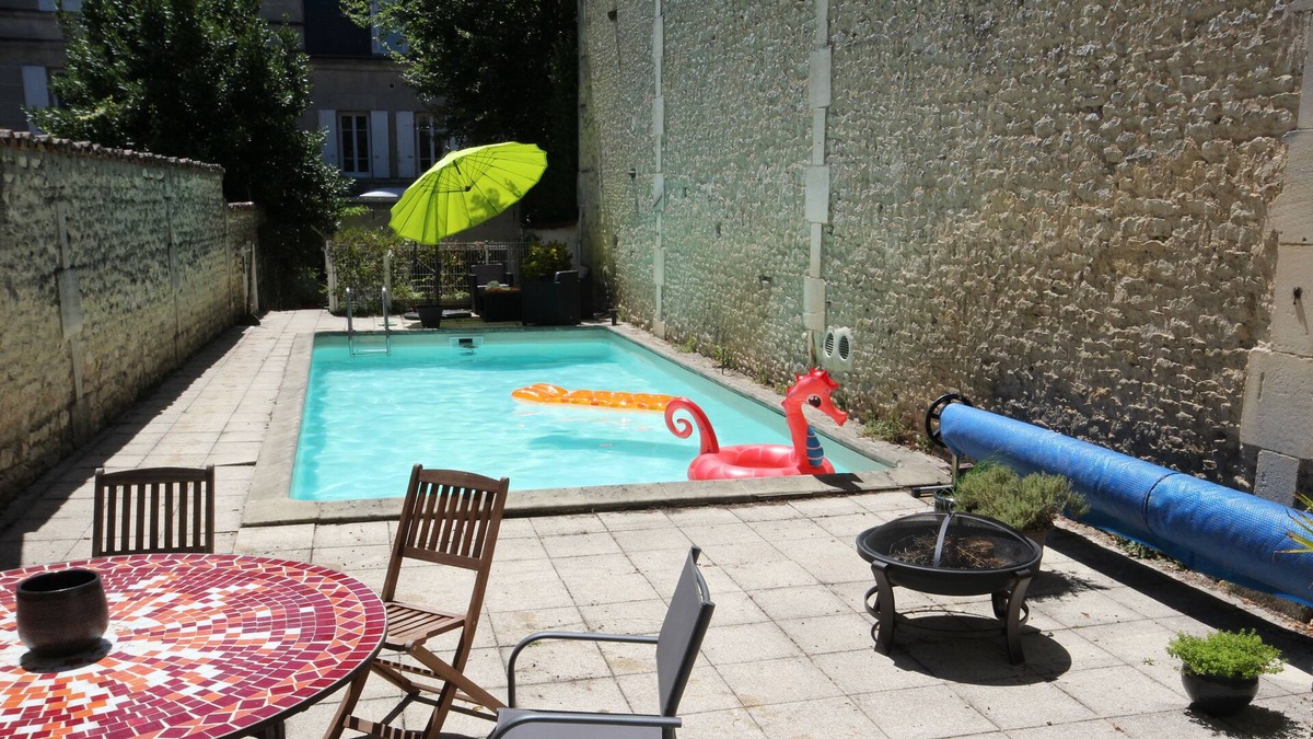 Cognac House | House with swimming pool quiet area Cognac center