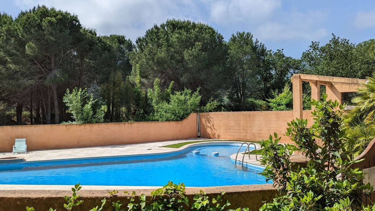 Plage d'Argeles House | House with veranda on park with swimming pool-Grillons