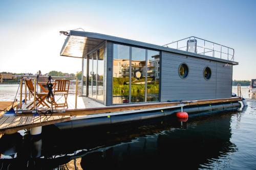 Ilawa Boat Rental | Houseboat- dom na wodzie z sauną i możliwością pływania