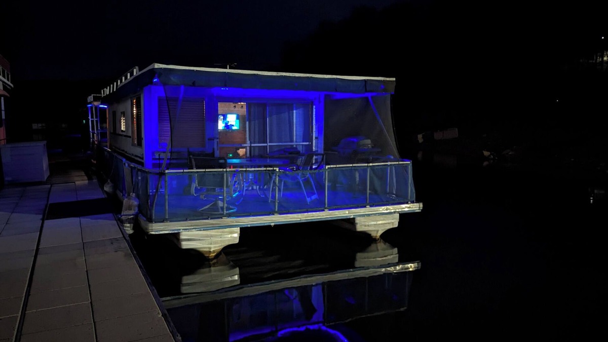 Jefferson City Boat Rental | Houseboat for a great Getaway weekend. on 29,000-acre Lake Cherokee