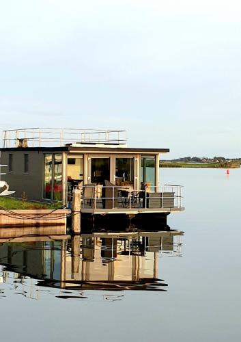 Monnickendam Boat Rental | Houseboat Isola