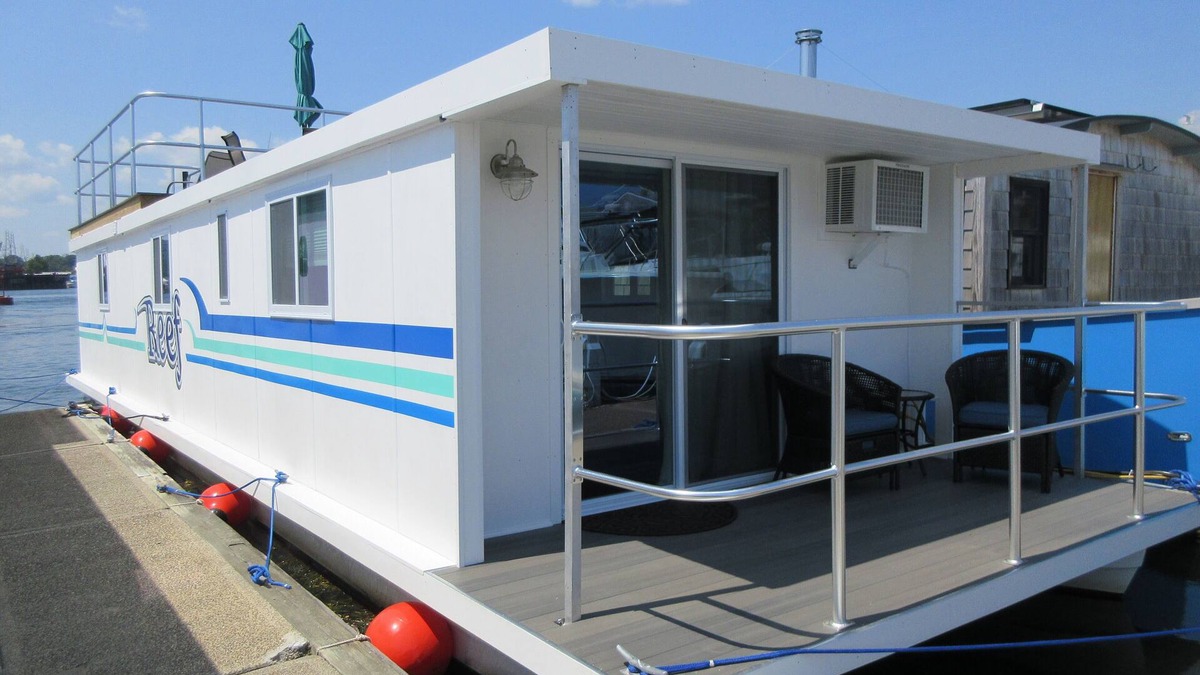 Portsmouth Boat Rental | Houseboat located in the beautiful Kittery/Portsmouth Harbor