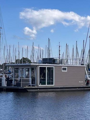 Monnickendam Boat Rental | Houseboat Maatrollie NS002