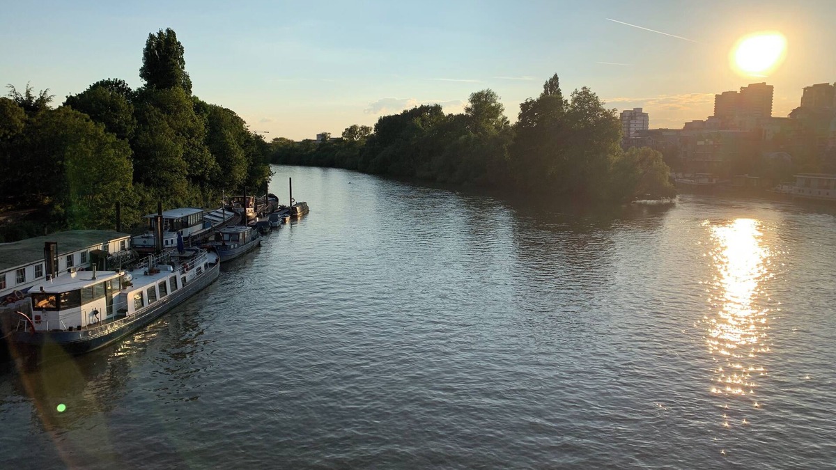 Kew Boat Rental | Houseboat on the Thames in London next to Kew Gardens