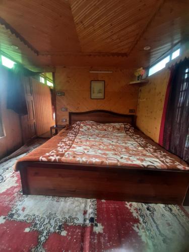 Dal Lake Boat Rental | Houseboat Parimahal Deluxe