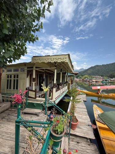 Dal Lake Hotel | Houseboat Patloo Palace