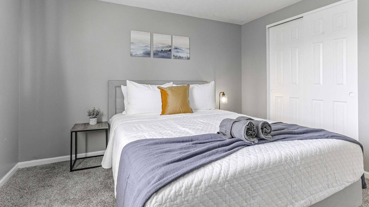 West Columbus House | Housepitality- Grove City Homestead- 4 Bed - New Renovation
