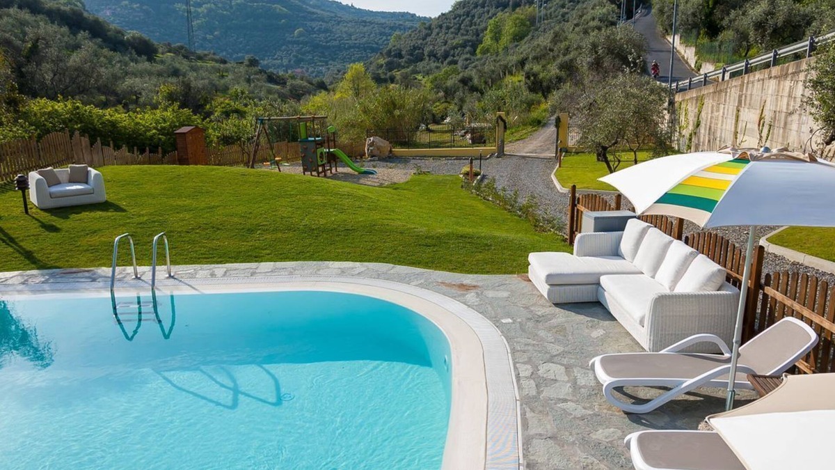 Costa dʼOneglia Apartment | Housing with private garden terrace and residential swimming pool