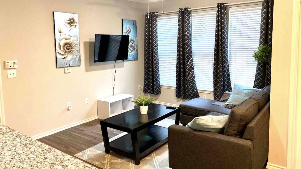 FM 1960 Apartment | Houston Garden Suite