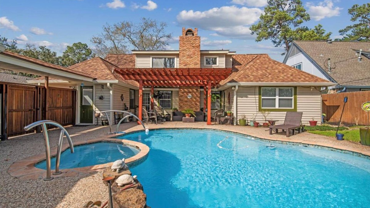 Spring Branch West Villa | Houston’s 4BR and 2B with Pool