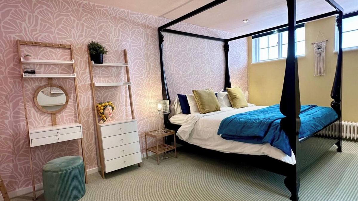 Hove Cottage | Hove Seaside Cottage, Sleeps 8, 2 Mins to Seafront