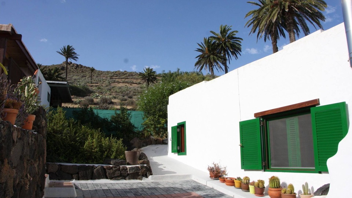 Haria House | How about living at home in Casa Esperanza with a view of the Haría palm grove?