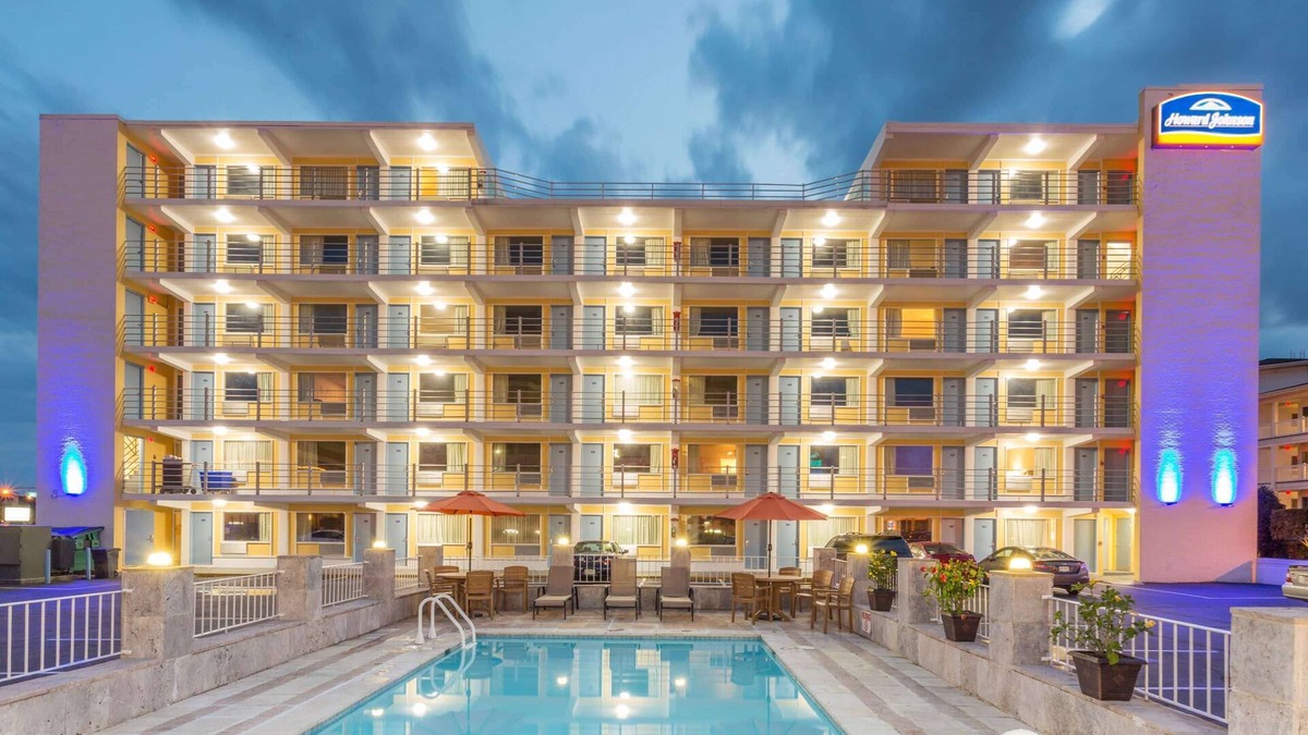 Northeast Virginia Beach Hotel | Howard Johnson by Wyndham Virginia Beach At The Beach