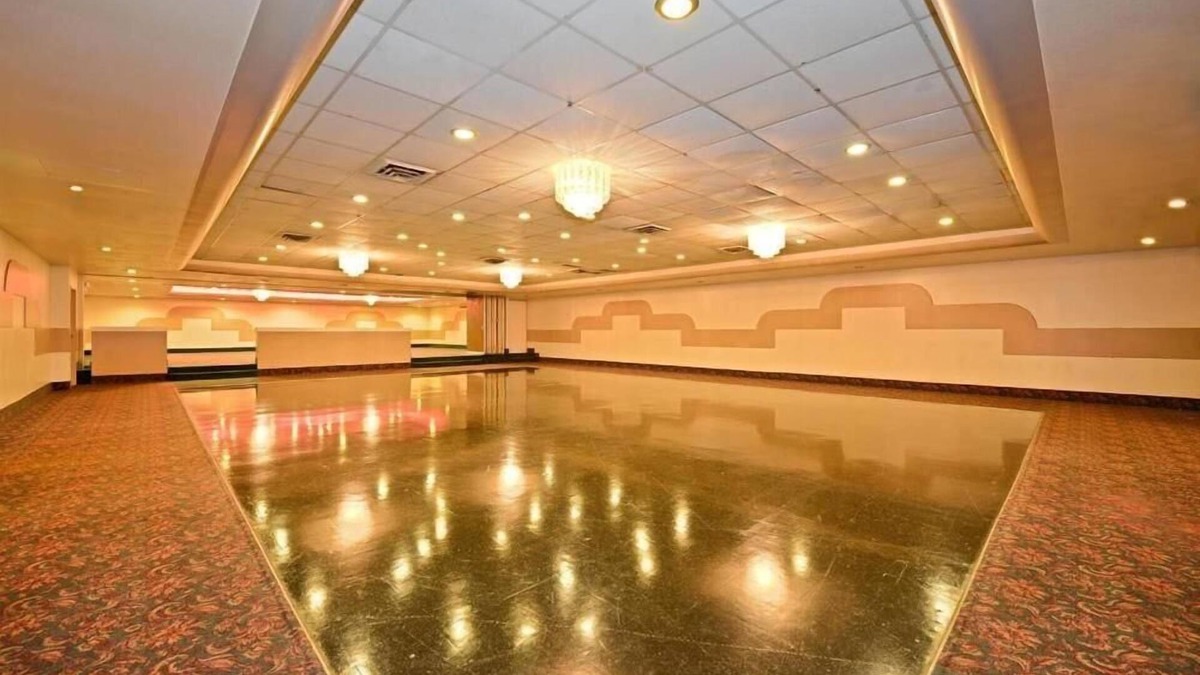 Fair Plain Hotel | Howard Johnson by Wyndham Benton Harbor/St. Joseph