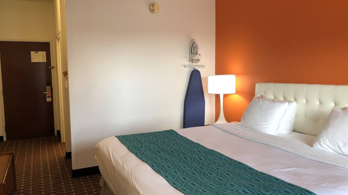Louisville Hotel | Howard Johnson by Wyndham Airport