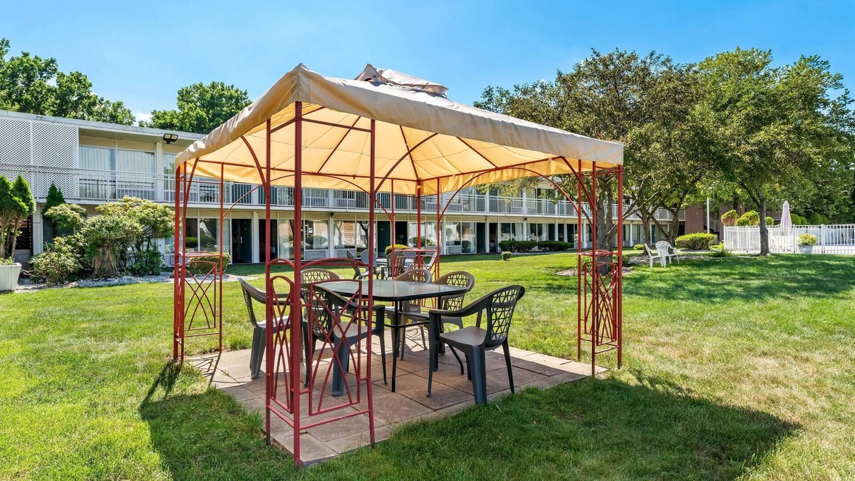 Colonie Hotel | Howard Johnson by Wyndham Albany