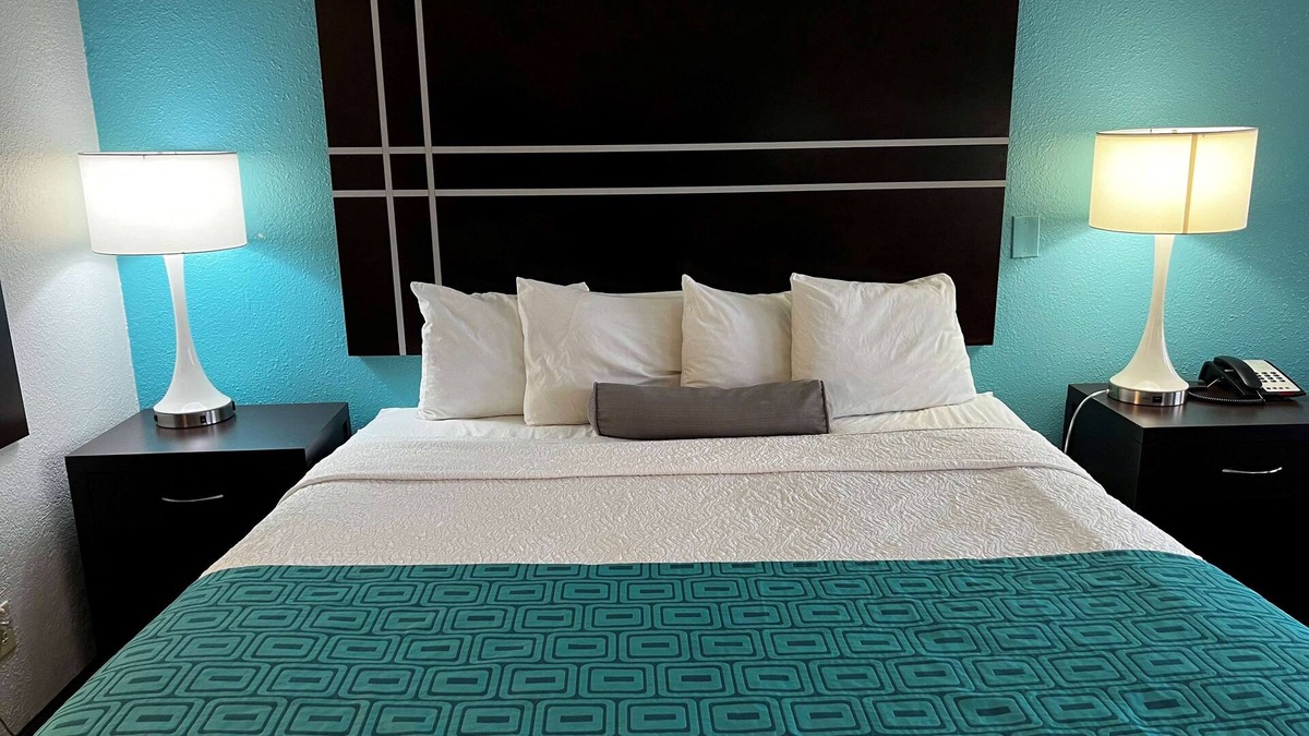 Washington Ave./ Memorial Park Hotel | Howard Johnson by Wyndham Houston Heights/Downtown