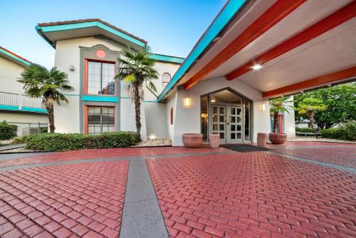 Columbus Hotel | Howard Johnson by Wyndham Columbus Fort Moore