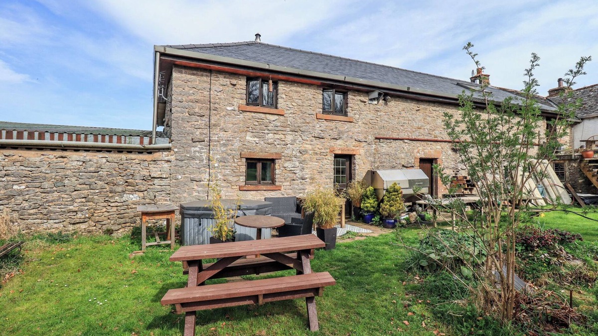 Penrith Cottage | HOWDY BARN, pet friendly, with hot tub in Great Strickland