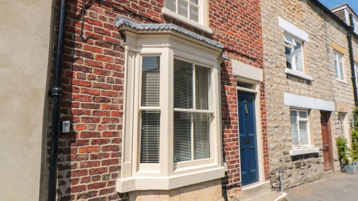 Kirkbymoorside Cottage | HOWE END COTTAGE, pet friendly, with a garden in Kirkbymoorside