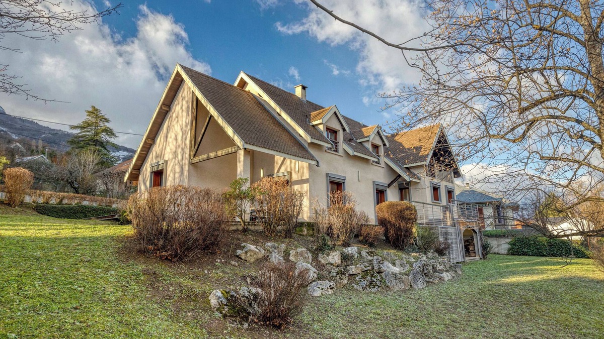 Seyssins House | #HP | La maison des Lilas 🫐| Large family house, sleeps 12, garden