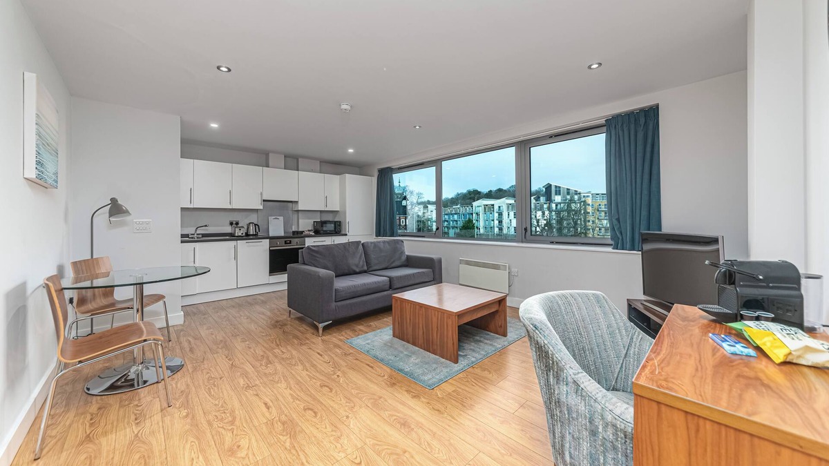 Rushmoor District Apartment | HQ Aparthotel Farnborough