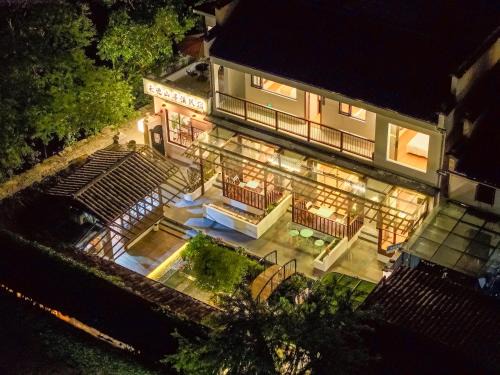 Hongcun Ancient Village Hotel | Huangshan Hongcun Weizhashan Xunxi Hotel