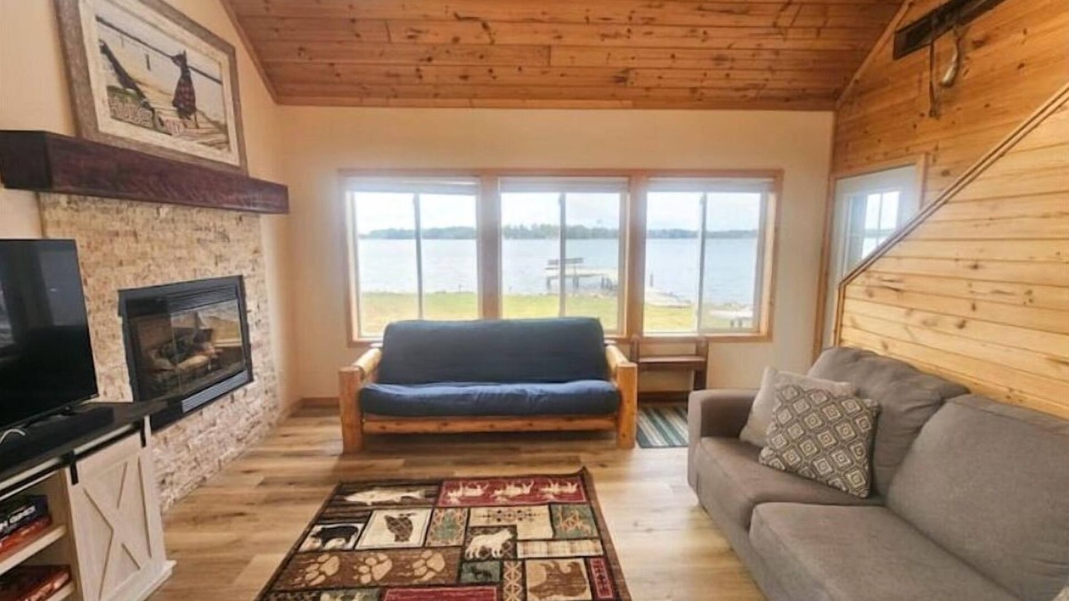 Chetek Cabin | Huber Cottage - Lakefront Cabin w/Dock and Beach