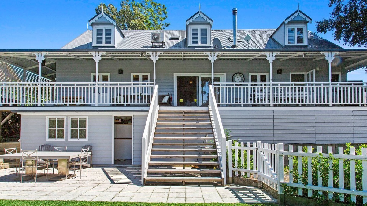 Berry House | Huckleberry House - charming house with beautiful gardens and views, short walk to Berry’